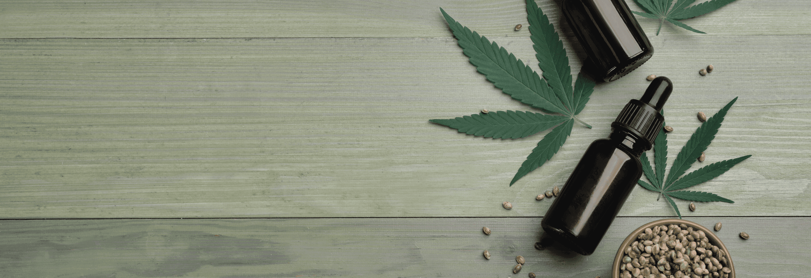 Cannabis Blüten, Extrakte und Samen auf Holztisch